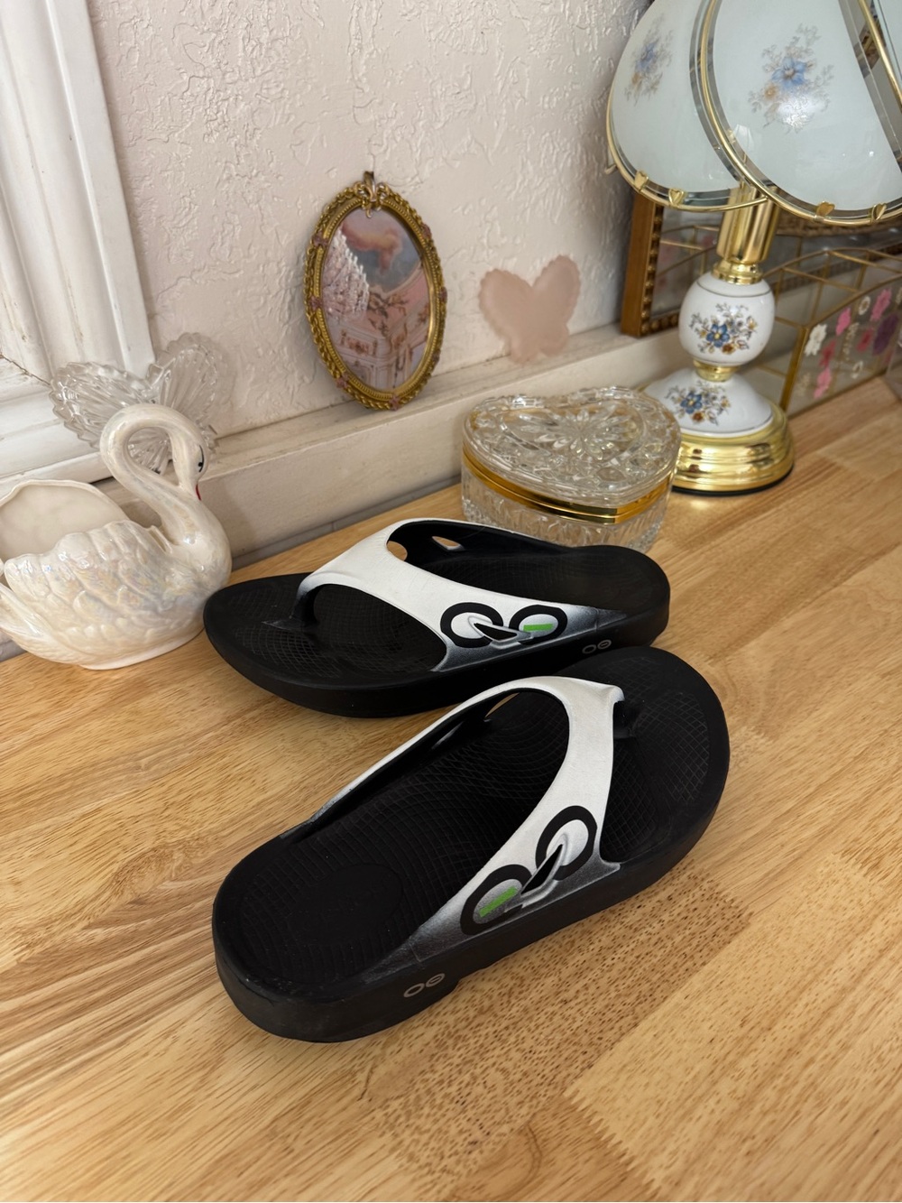 Super comfortable OOFOS black and white recovery flip flops 🖤🤍 Size EU40 W-9 M-7 - Picture 4 of 15